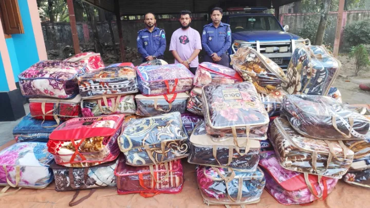 জৈন্তাপুরে বাস তল্লাশি করে ৬৫পিছ কম্বল সহ আটক ১